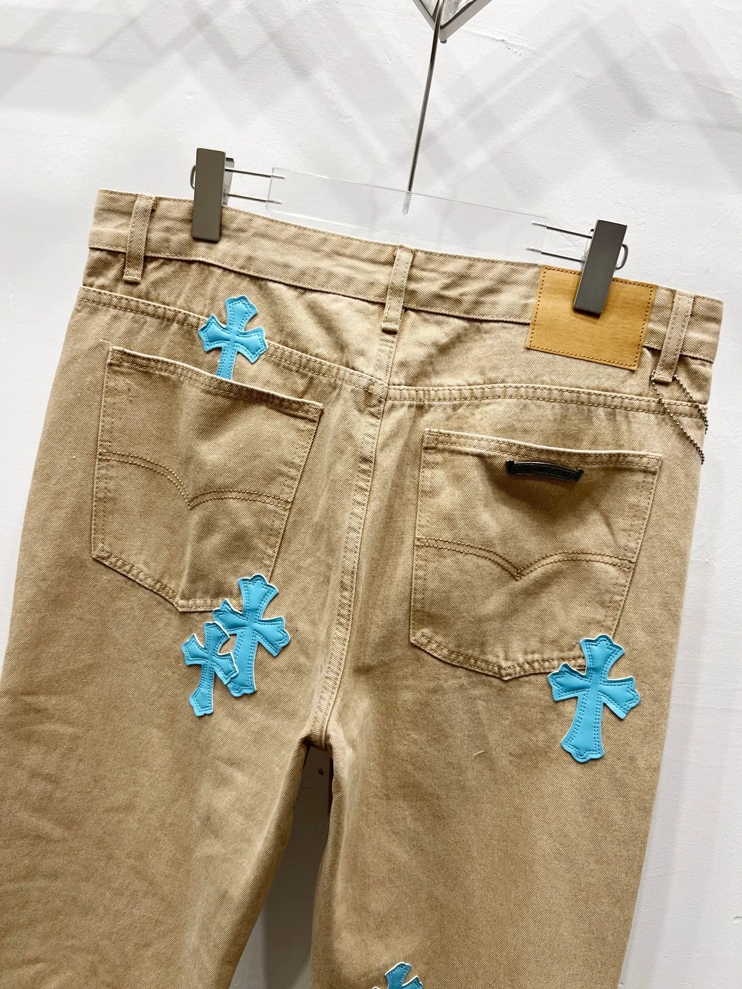 P240 style number: (W003) ChromeHearts & Khaki leather cross-leather straight-leg jeans, ceiling-level jeans, a pair is hard to find at the counter‼ ️About Zangyin✅This is an extremely luxurious fashion brand that can also be called the aristocracy of the high street. It has always been an exclusive brand for some hipsters or rich second generations. The color of this model is already very eye-catching by using a unique washed material. It is decorated with pink patch cross flowers, which cleverly highlights the charm of the brand. Secondly, this model adopts a classic high-waist cut design, which highlights the long legs and fashionable temperament of the upper body. The brand is highly recognizable and the slim-fitting configuration is more suitable for daily wear. The personality will be fashionable and the specifications can be seen at a glance. Materials and technology ✅ Needless to say, this point goes without saying. As an excellent craftsman brand, Zangyin's requirements for details and craftsmanship are really perfect. The washed color of this model has gone through a lot of processes, not to mention the embellishment of the denim appliqués. It is also purely handmade and sewn. Just like what they believe in, only handmade things have soul and have the meaning of wearing. A top-notch heavy-duty fashionable denim item, recommended by both hands‼ ️ Size: 28, 30, 32, 34 Color: Khaki